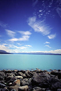 テカポ湖と青空