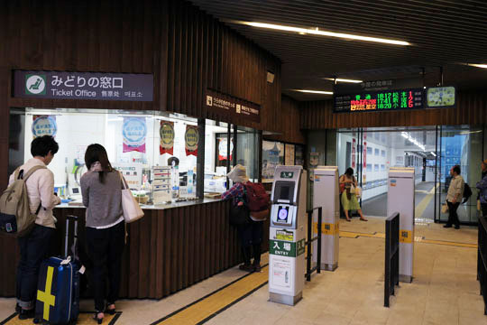 小淵沢駅の改札